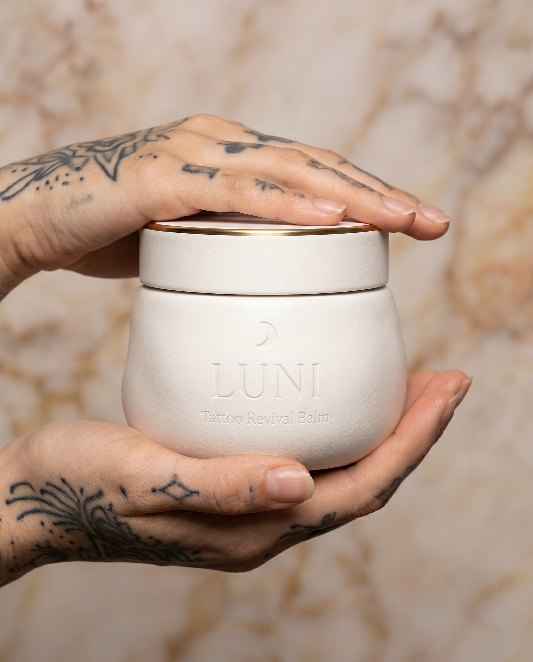 LUNI — Hands Detail